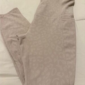 Stylish Beige Leopard Print Leggings